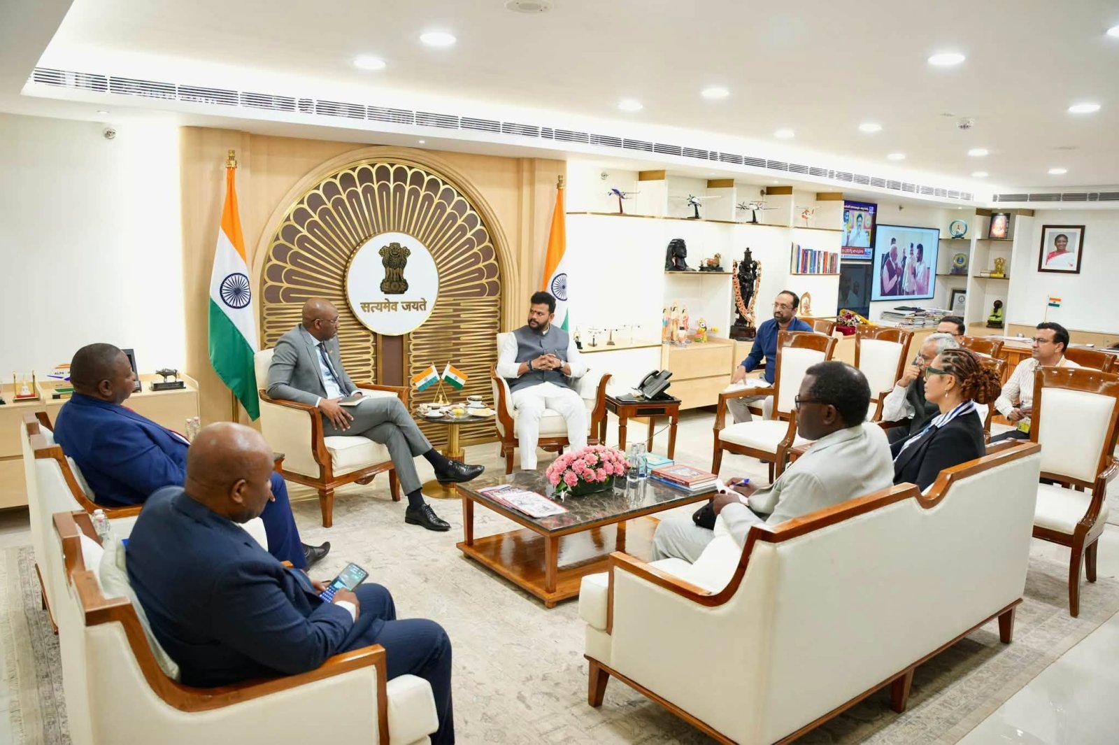 Minister for Civil Aviation with Minister of Transport and Logistics of Mozambique in New Delhi (6 Oct 2026)
