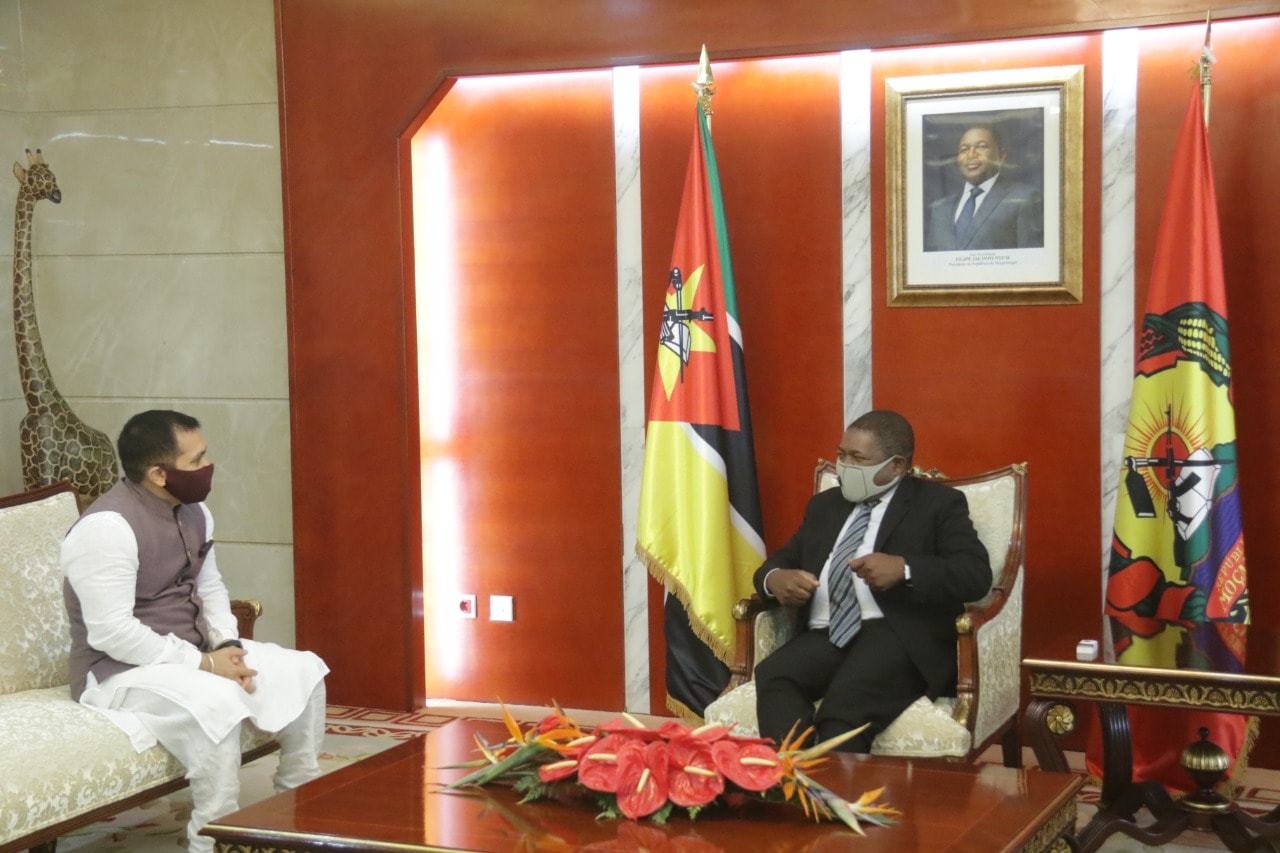 High Commissioner, Shri Rajeev Kumar, at the end of his Mission in Mozambique, said goodbye to the President of Mozambique, His Excellency Filipe Jacinto Nyusi.  On the occasion they discussed the full range of bilateral ties between the two countries.